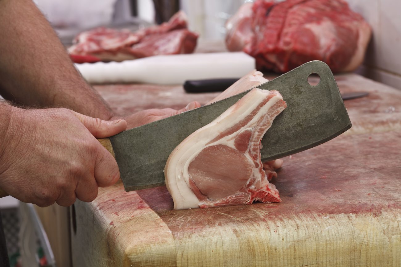 Butchery-Preparing_pork_chops.jpg